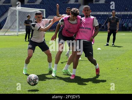 Phil Foden, John Stones und Gabriel Jesus (links-rechts) von Manchester City kämpfen während einer Trainingseinheit vor dem UEFA Champions League-Finale im Estadio do Dragao, Portugal, um den Ball. Bilddatum: Freitag, 28. Mai 2021. Stockfoto