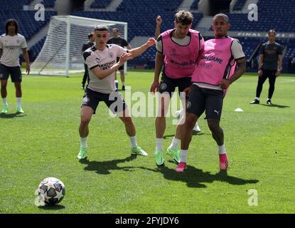 Phil Foden, John Stones und Gabriel Jesus (links-rechts) von Manchester City kämpfen während einer Trainingseinheit vor dem UEFA Champions League-Finale im Estadio do Dragao, Portugal, um den Ball. Bilddatum: Freitag, 28. Mai 2021. Stockfoto