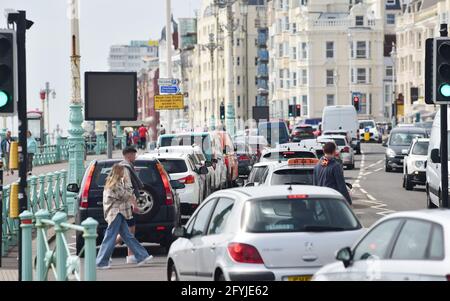 Brighton UK 28. Mai 2021 - Staus entlang der Küste von Brighton, wenn Besucher zum Feiertagswochenende kommen und für die nächsten Tage in Großbritannien mit Temperaturen von über 20 Grad im Südosten mehr Sonne erwarten: Credit Simon Dack / Alamy Live News Stockfoto