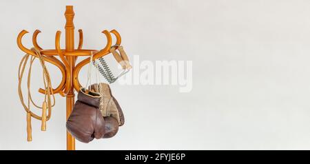 Eine Retro-Sportausrüstung, die an einem Kleiderhaken hängt. Stockfoto