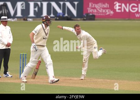 28. Mai 2021. London, Großbritannien. Gloucestershire Tom Smith Bowling als Surrey gegen Gloucestershire in der County Championship am Kia Oval, Tag zwei. David Rowe/Alamy Live News Stockfoto