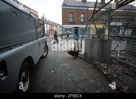 BELFAST, VEREINIGTES KÖNIGREICH - SEPTEMBER 1978. RUC, Royal Ulster Constabulary Polizist auf Patrol vor der befestigten Polizeistation in West-Belfast während der Unruhen, Nordirland, 1970er Jahre Stockfoto