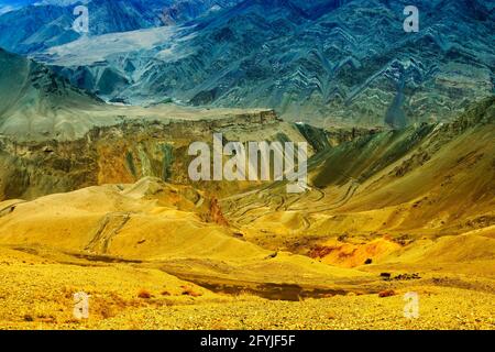 Schöne Luftaufnahme von Mondland, Himalaya-Berg Hintergrund, Ladakh, Jammu und Kaschmir, Indien. Stock-Foto von Ladakh. Stockfoto