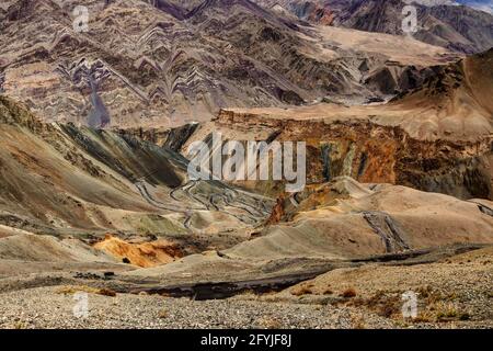 Schöne Luftaufnahme von Mondland, Himalaya-Berg Hintergrund, Ladakh, Jammu und Kaschmir, Indien. Stock-Foto von Ladakh. Stockfoto