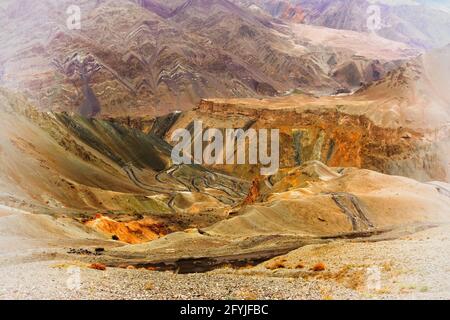 Schöne Luftaufnahme von Mondland, Himalaya-Berg Hintergrund, Ladakh, Jammu und Kaschmir, Indien. Stock-Foto von Ladakh. Stockfoto