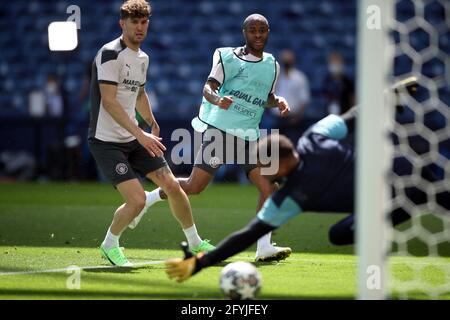 Raheem Sterling von Manchester City erzielt während eines Trainings ein Tor, während John Stones vor dem Finale der UEFA Champions League im Estadio do Dragao, Portugal, blickt. Bilddatum: Freitag, 28. Mai 2021. Stockfoto