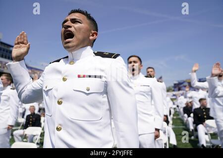 Annapolis, Usa. Mai 2021. Die Midshipmänner der Navy legen ihren Eid während der Abschlussfeier der United States Naval Academy Class of 2021 und der Inbetriebnahmezeremonie am Freitag, den 28. Mai 2021 in Annapolis, Maryland, ab. Foto von Alex Edelman/UPI Credit: UPI/Alamy Live News Stockfoto