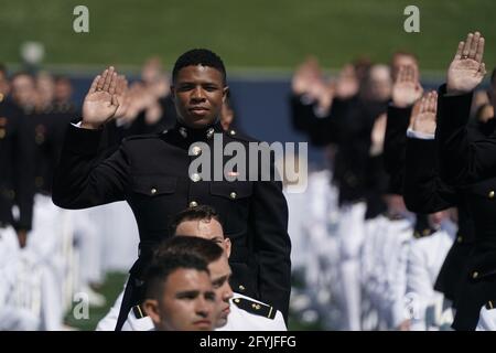 Annapolis, Usa. Mai 2021. Die Midshipmänner der Navy legen ihren Eid während der Abschlussfeier der United States Naval Academy Class of 2021 und der Inbetriebnahmezeremonie am Freitag, den 28. Mai 2021 in Annapolis, Maryland, ab. Foto von Alex Edelman/UPI Credit: UPI/Alamy Live News Stockfoto