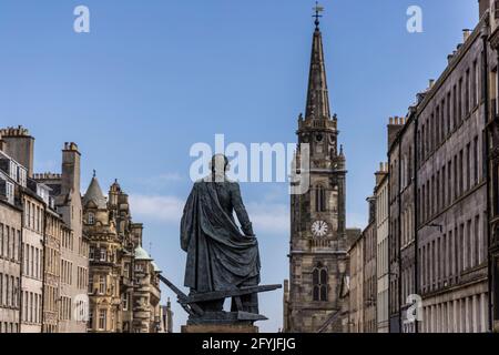 Ein Foto mit Blick auf die Royal Mile in Edinburgh. Die Ansicht ist die Rückseite einer Statue des Ökonomen Adam Smith von Alexander Stoddart Stockfoto