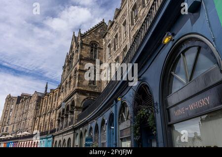 Ein Foto der von Harry Potter inspirierten Victoria Street in Edinburgh. Blick auf die zweite Ebene. Ein Fenster ist mit Wein und Whisky beschriftet Stockfoto