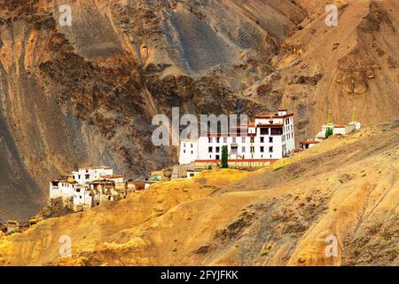 Lamayuru Kloster mit Blick auf Mondland im Hintergrund, Ladakh, Jammu und Kaschmir, Indien Stockfoto