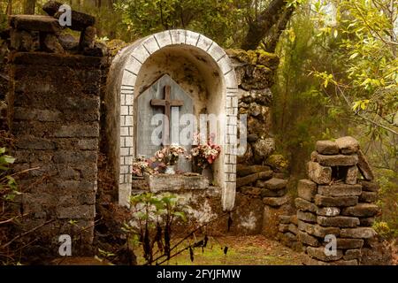 Grabstein mit einem Kreuz in einem Wald, Pared Vieja, La Palma, Kanarische Inseln, Spanien. Stockfoto