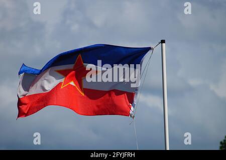 Flagge der Sozialistischen Bundesrepublik Jugoslawien Stockfoto