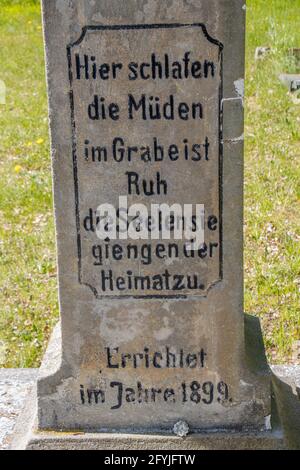 Inschrift auf einem Stein auf einem Friedhof von 1899 in deutscher Sprache. Liberale Übersetzung: Hier ist müde ausgeruht, sie fanden Frieden im Grab. Der herr Stockfoto