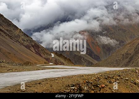 Highway of Zojila Pass, ein Hochgebirgspass zwischen Srinagar und Leh bei 11575 ft, 9 km Ausdehnung. Höchster Indischer Nationalautobahn. Stockfoto