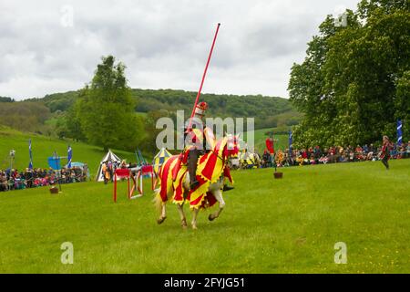 Ein Ritter auf dem Pferd zurück bei einer Turniernachstellung Stockfoto