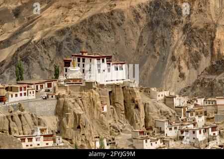 Lamayuru Kloster mit Blick auf Mondland im Hintergrund, Ladakh, Jammu und Kaschmir, Indien Stockfoto