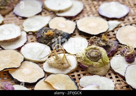 Maca-Wurzelscheiben trocknen auf Bambusblech, peruanisches Superfood Stockfoto