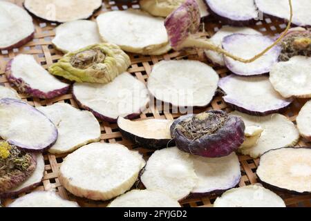 Maca-Wurzelscheiben trocknen auf Bambusblech, peruanisches Superfood Stockfoto