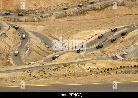 Luftaufnahme der Zigzag Straße - bekannt als jilabi Straße an der alten Route des Leh Srinagar Highway, Ladakh, Jammu und Kaschmir, Indien Stockfoto