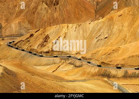 Luftaufnahme der Zigzag Straße - bekannt als jilabi Straße an der alten Route des Leh Srinagar Highway, LKWs vorbei, Ladakh, Jammu und Kaschmir, Indien Stockfoto