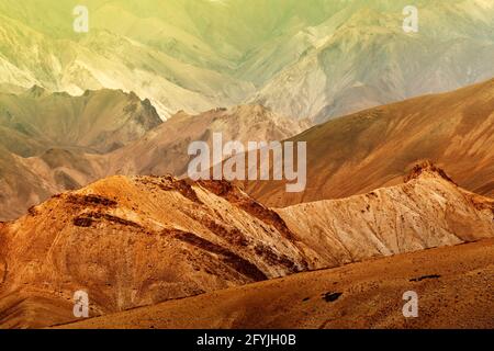 Schöne bunte Felsen von Moonland, Landschaft Leh, Jammu Kaschmir, Indien. Das Moonland, Teil des Himalaya-Berges, ist berühmt für seine Felsformation und Stockfoto