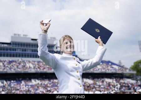 Annapolis, Usa. Mai 2021. Ein nicht identifizierter Midshipman feiert, nachdem er ihr Diplom von Vizepräsidentin Kamala Harris während der Abschlussfeier der United States Naval Academy Class of 2021 und der Inbetriebnahmezeremonie am Freitag, den 28. Mai 2021 in Annapolis, Maryland, erhalten hat. Foto von Alex Edelman/UPI Credit: UPI/Alamy Live News Stockfoto