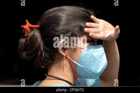 Kalkutta, Westbengalen, Indien. Mai 2021. 26. Mai 2021, Kalkutta, Westbengalen, Indien: Eine Frau trägt eine Schutzmaske bei einem Coronavirus-Notfall in Kalkutta. Quelle: Indranil Aditya/ZUMA Wire/Alamy Live News Stockfoto