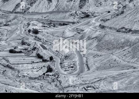 Luftaufnahme der Zigzag Straße - bekannt als jilabi Straße an der alten Route des Leh Srinagar Highway, Ladakh, Jammu und Kaschmir, Indien. Wunderschönes Schwarzweiß-Bild. Stockfoto