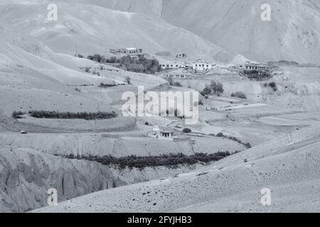 Luftaufnahme der Zigzag Straße - bekannt als jilabi Straße an der alten Route des Leh Srinagar Highway, Ladakh, Jammu und Kaschmir, Indien. Schwarz-Weiß-IMA Stockfoto