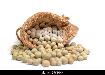 Getrocknete Erbsen in einem Sackleinen vor weißem Hintergrund Stockfoto