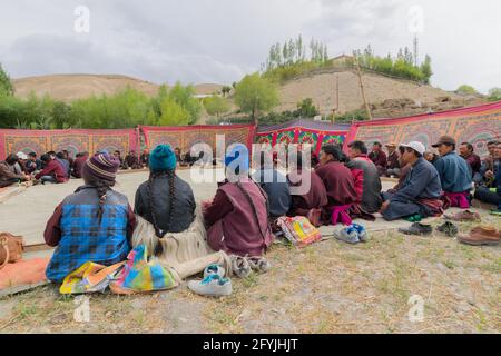 Mulbekh, Ladakh, Indien - 2nd. September 2014 : Ladakhi Menschen in traditionellen Kleidern, versammelten sich zum religiösen Fest. Hintergrund des Himalaya-Gebirges. Stockfoto