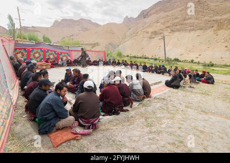 Mulbekh, Ladakh, Indien - 2nd. September 2014 : Ladakhi Menschen in traditionellen Kleidern, versammelten sich zum religiösen Fest. Hintergrund des Himalaya-Gebirges. Stockfoto