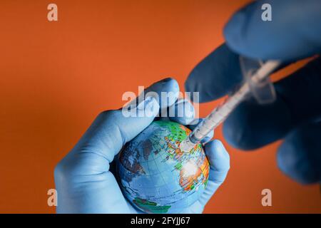 Konzept der Impfstrategie für Global Covid19. Impfstoffe gegen COVID. Stockfoto