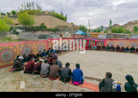 Mulbekh, Ladakh, Indien - 2nd. September 2014 : Ladakhi Menschen in traditionellen Kleidern, versammelten sich zum religiösen Fest. Himalaya Berge Hintergrund Stockfoto