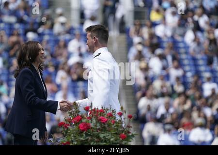 Annapolis, Vereinigte Staaten Von Amerika. Mai 2021. Die Vizepräsidentin der Vereinigten Staaten, Kamala Harris, hält am Freitag, den 28. Mai 2021, die Keynote für die Abschlussfeier der United States Naval Academy Class of 2021 und die Inbetriebnahmezeremonie im Navy-Marine Corps Memorial Stadium in Annapolis, Maryland.Quelle: Alex Edelman/Pool/Sipa USA Quelle: SIPA USA/Alamy Live News Stockfoto