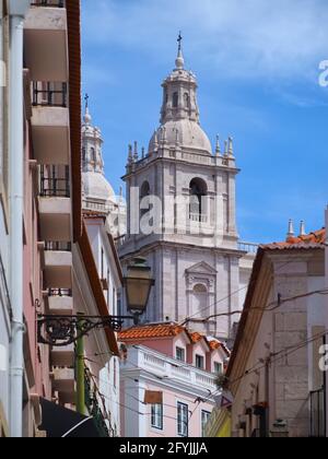 Hügel von Lissabon mit der Kirche Sao Vicente de Fora Stockfoto
