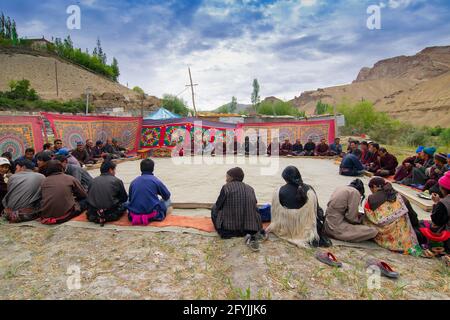 Mulbekh, Ladakh, Indien - 2nd. September 2014 : Ladakhi Menschen in traditionellen Kleidern, versammelten sich zum religiösen Fest. Himalaya Berge Hintergrund Stockfoto