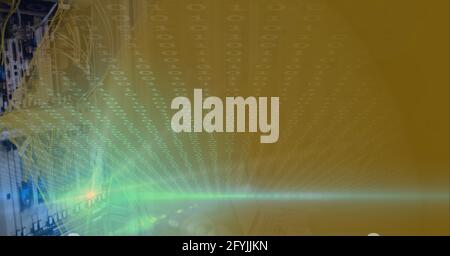 Zusammensetzung der binären Codierungsverarbeitung auf gelbem Hintergrund Stockfoto