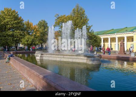 KRONSTADT, RUSSLAND - 27. SEPTEMBER 2020: Sonniger Septembertag am Stadtbrunnen Stockfoto