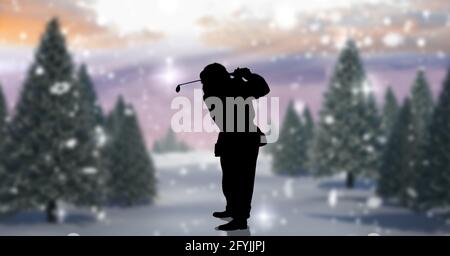 Komposition der Silhouette des weihnachtsmannes, der im Winter Golf spielt Landschaft Stockfoto