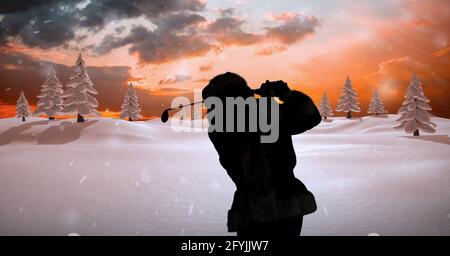 Komposition der Silhouette des weihnachtsmannes, der im Winter Golf spielt Landschaft Stockfoto