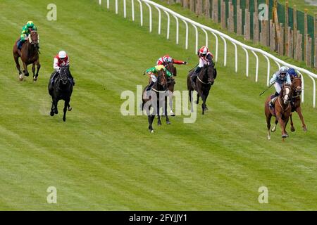 Voraussicht, dass der Jockey Ray Dawson (Mitte) den whichbookie.co.uk Best for Racing Handicap auf der Brighton Racecourse gewinnt. Bilddatum: Freitag, 28. Mai 2021. Stockfoto