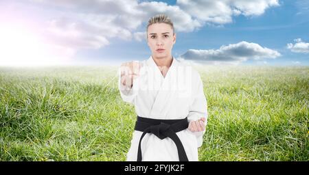 Komposition einer weiblichen Kampfkarate Künstlerin mit schwarzem Gürtel Üben Auf dem Land Stockfoto