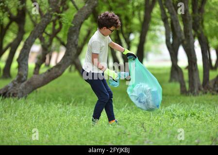 Recycling Abfall Müll Müll Müll Müll Müll sauber Training. Natur Reinigung, freiwillige Ökologie grünes Konzept. Junge Männer und Jungen pick up Frühjahr fo Stockfoto