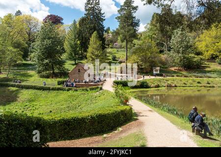 Leonardslee Gardens in West Sussex, England, Großbritannien, im Mai oder Frühling, mit Besuchern im Engine House Cafe und am See Stockfoto