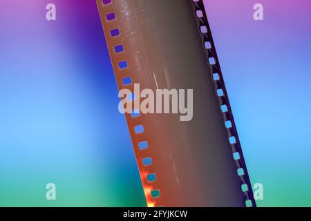 Analoge Kamera mit Film auf einem farbenfrohen Hintergrund, aufgenommen in Das Studio Stockfoto