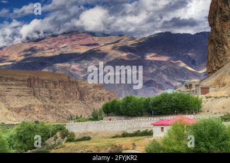 Spiel von Licht und Schatten auf den Bergen von Mulbekh, wolkigen Himmel Hintergrund, Ladakh, Jammu und Kaschmir, Indien Stockfoto