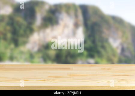 Holztischplatte auf verschwommenem Berge Hintergrund Stockfoto