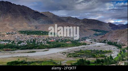 Panoramablick auf den Indus-Fluss und das Kargil City-Tal mit Himalaya-Bergen und blauem bewölktem Himmel im Hintergrund, Leh, Ladakh, Jammu und Kaschmir, Indien Stockfoto